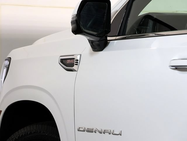 Used 2025 GMC Yukon XL Denali AWD/4WD image 12