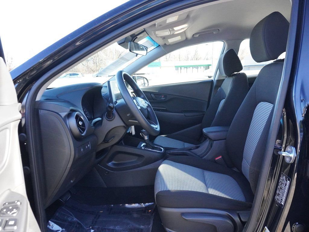 Used 2023 Hyundai Kona SE w/ Cargo Package image 28