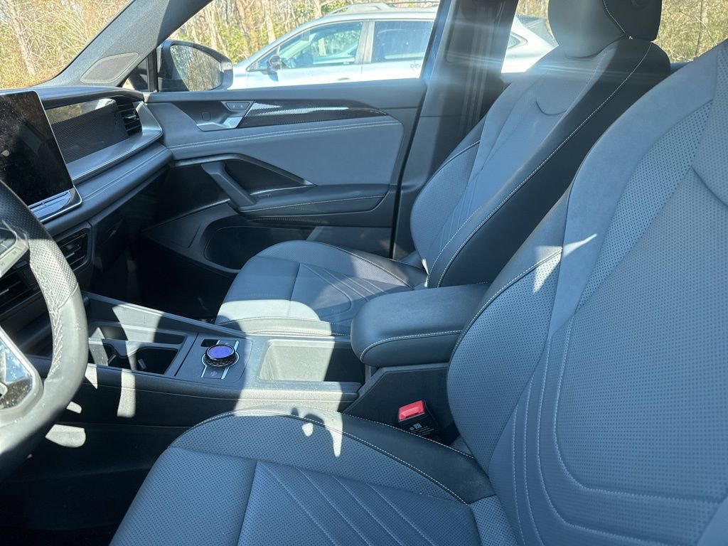 Used 2025 Volkswagen Tiguan SE R-Line image 12