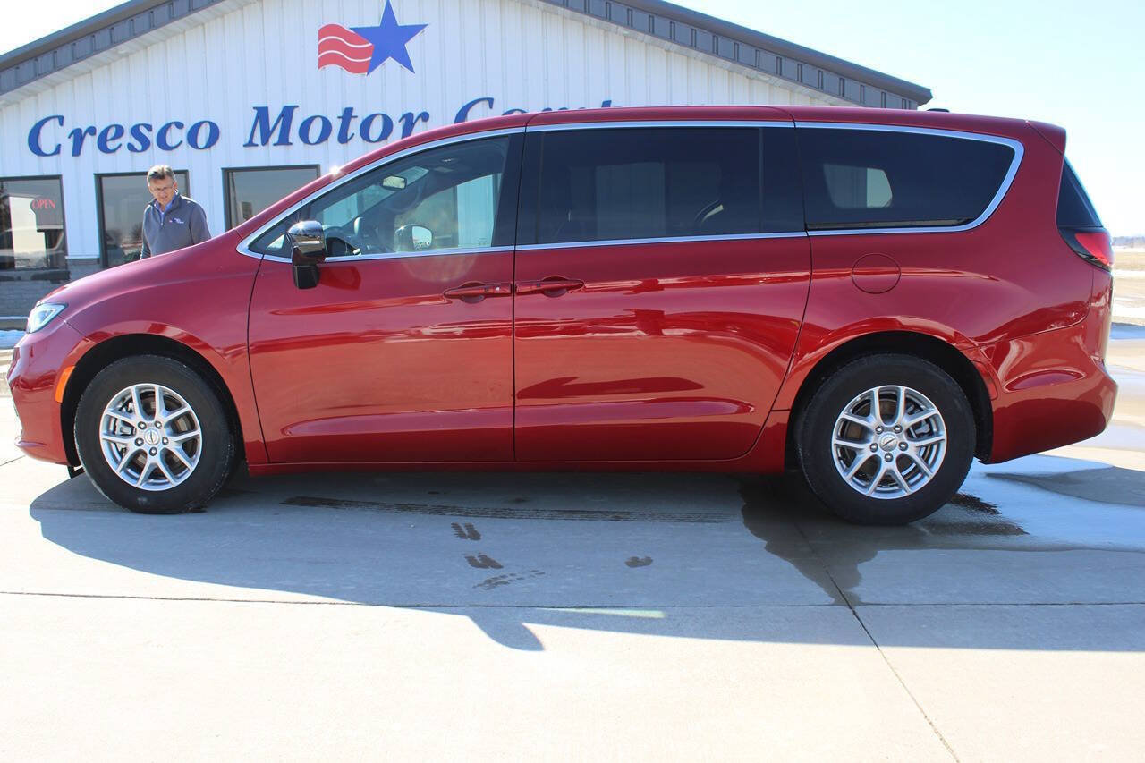 Used 2025 Chrysler Pacifica Select FWD image 8