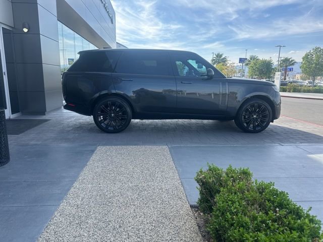 Used 2024 Land Rover Range Rover Long Wheelbase SE image 4