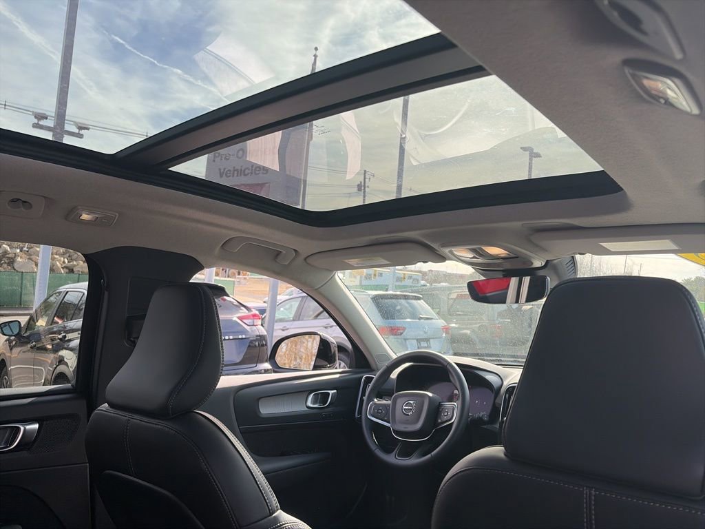 Used 2025 Volvo XC40 B5 Plus image 18