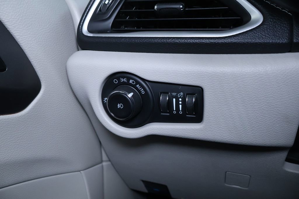 Used 2023 Chrysler Pacifica Touring-L image 25