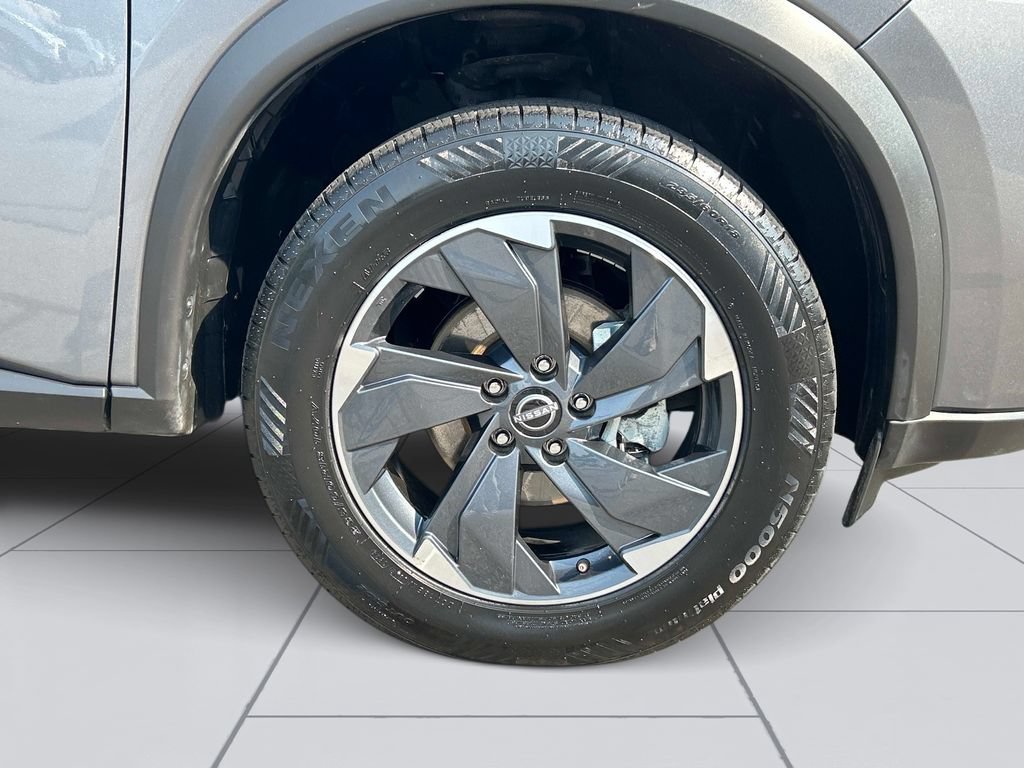 Used 2024 Nissan Rogue SV AWD/4WD image 12