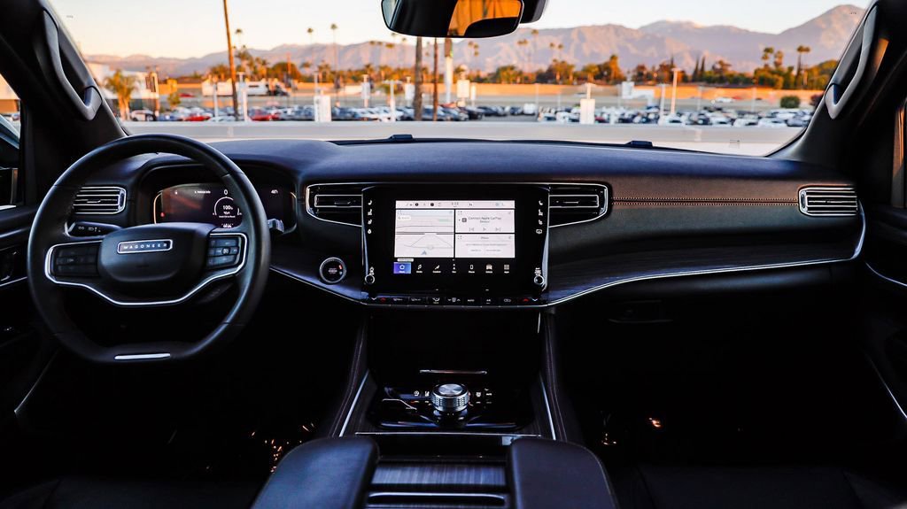 Certified 2024 Jeep Wagoneer Series II w/ Flexible Seating Group image 23