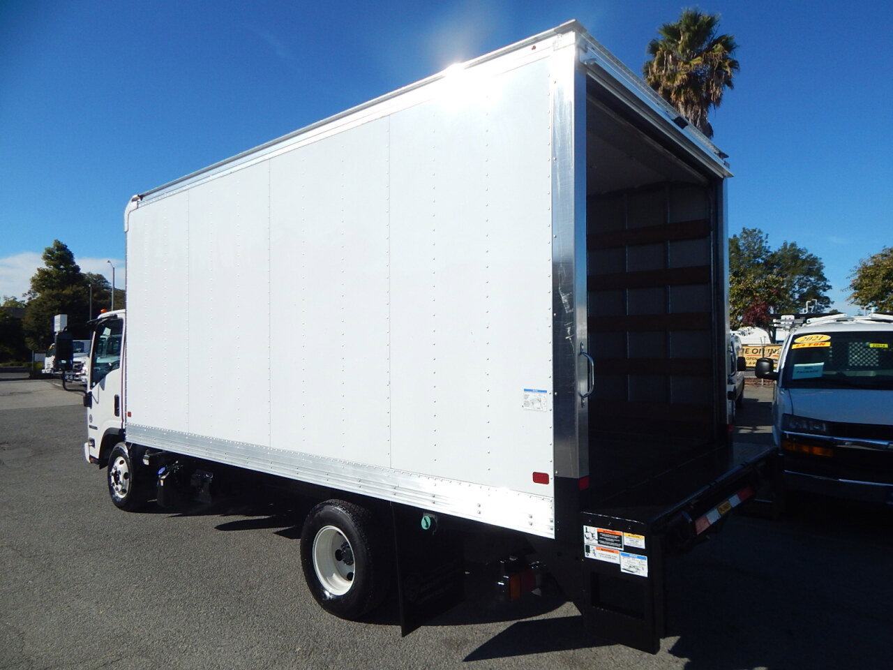 Used 2023 Isuzu NPR image 6