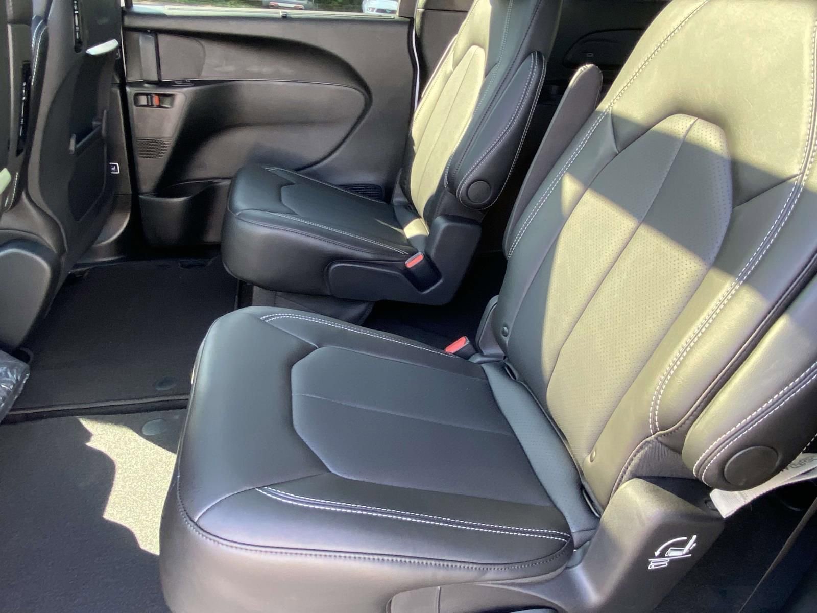 New 2026 Chrysler Pacifica Select AWD/4WD image 12