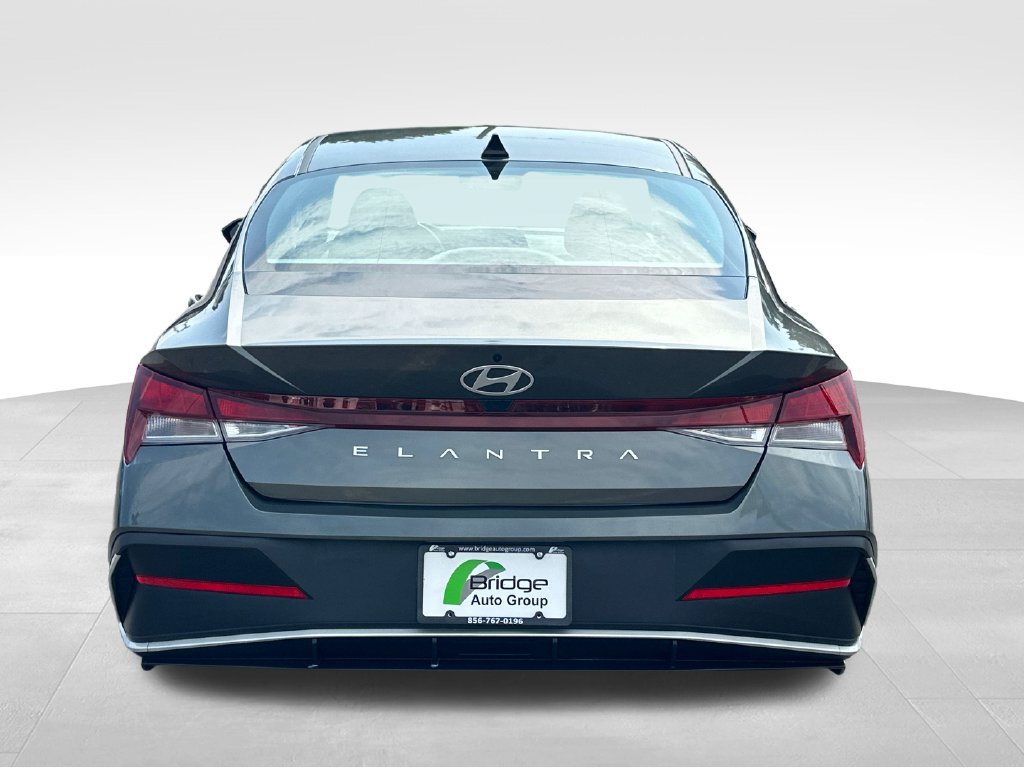 Used 2024 Hyundai Elantra SE FWD image 6