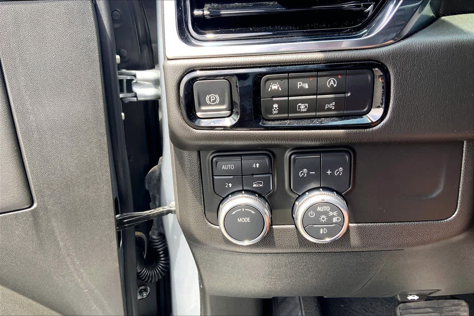 Used 2025 GMC Yukon XL Denali AWD/4WD image 35