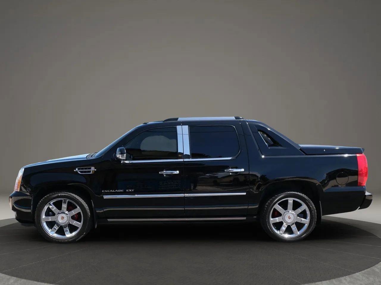 Used 2013 Cadillac Escalade EXT Premium image 2