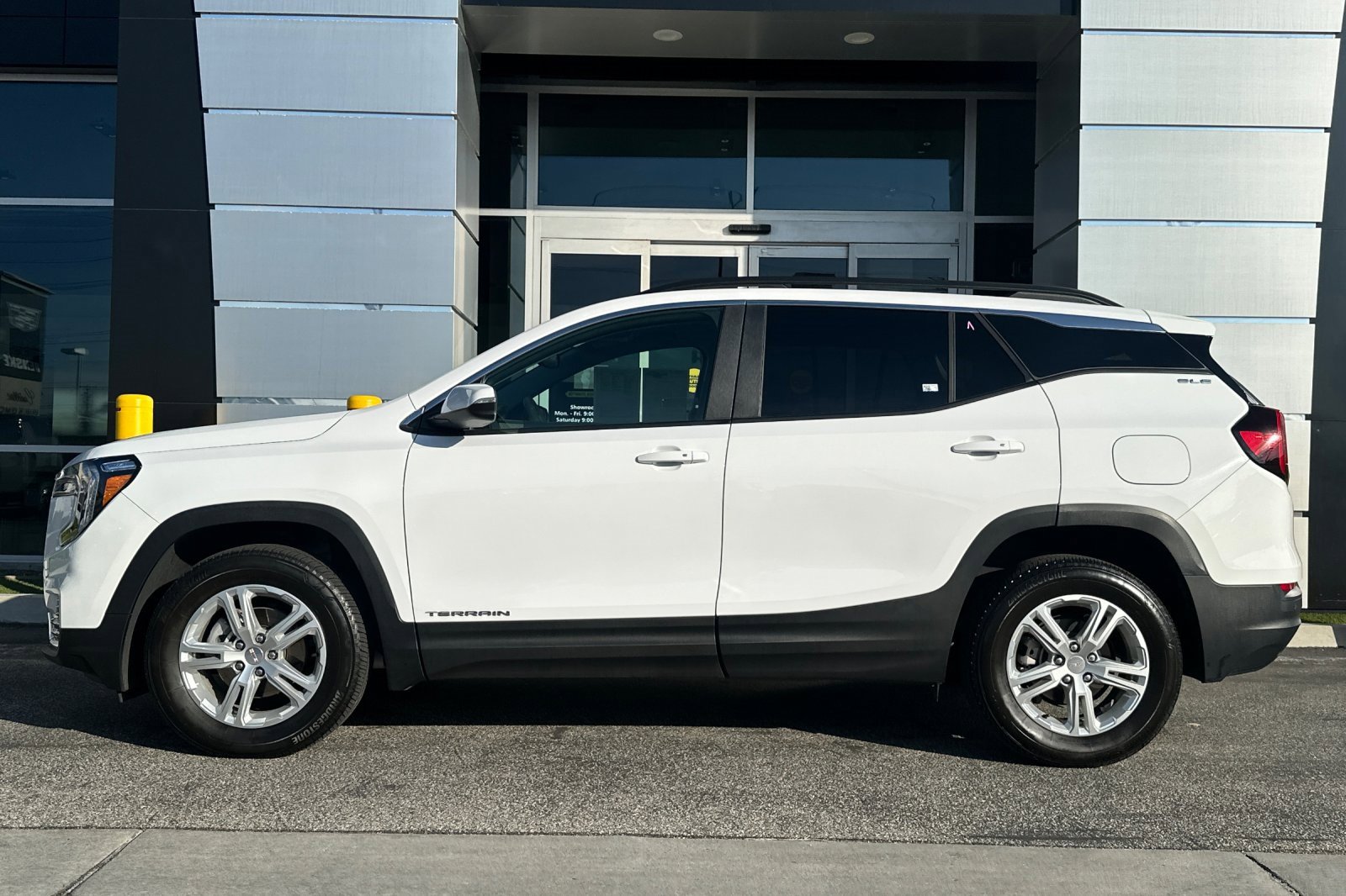 Used 2023 GMC Terrain SLE w/ Driver Convenience Package image 7