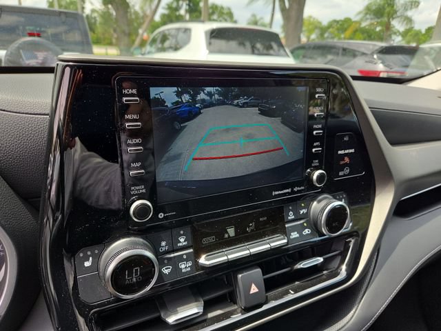 Used 2021 Toyota Highlander XLE AWD/4WD image 17