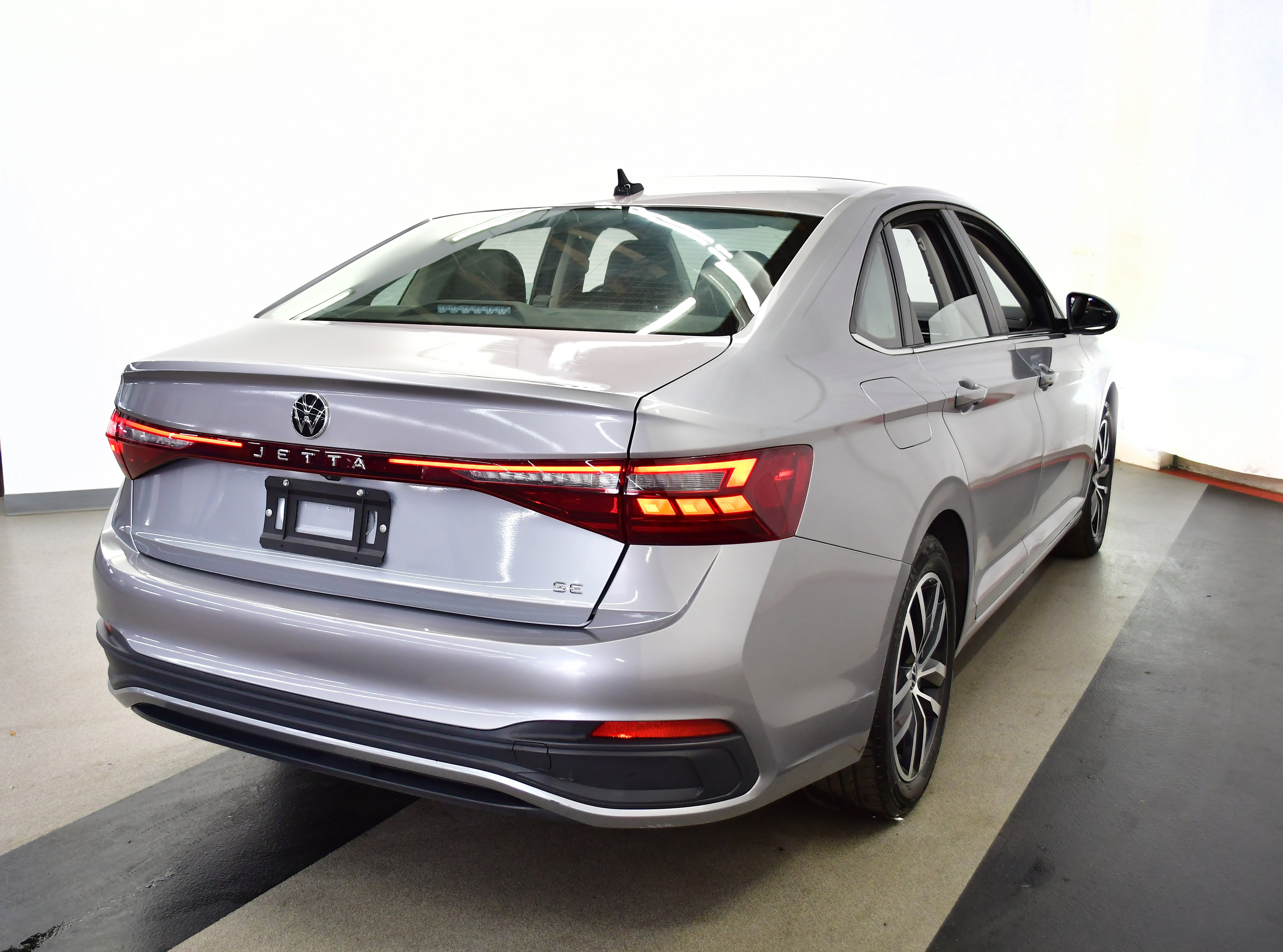 Used 2025 Volkswagen Jetta SE FWD image 4