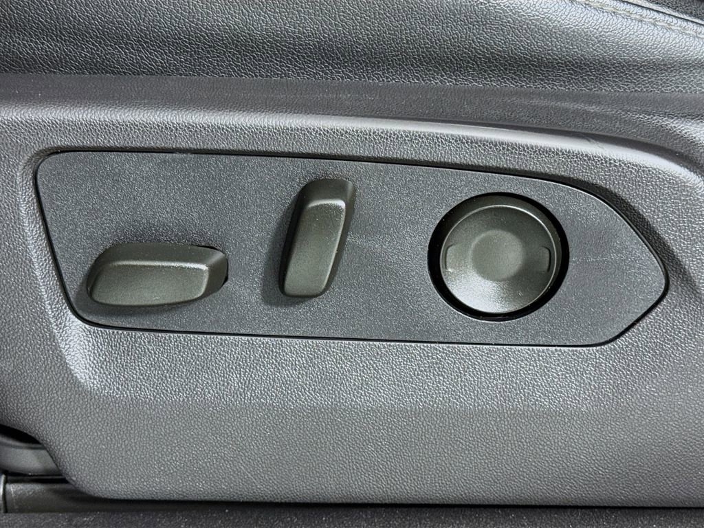 Used 2024 GMC Sierra 3500 SLT w/ SLT Convenience Package image 17