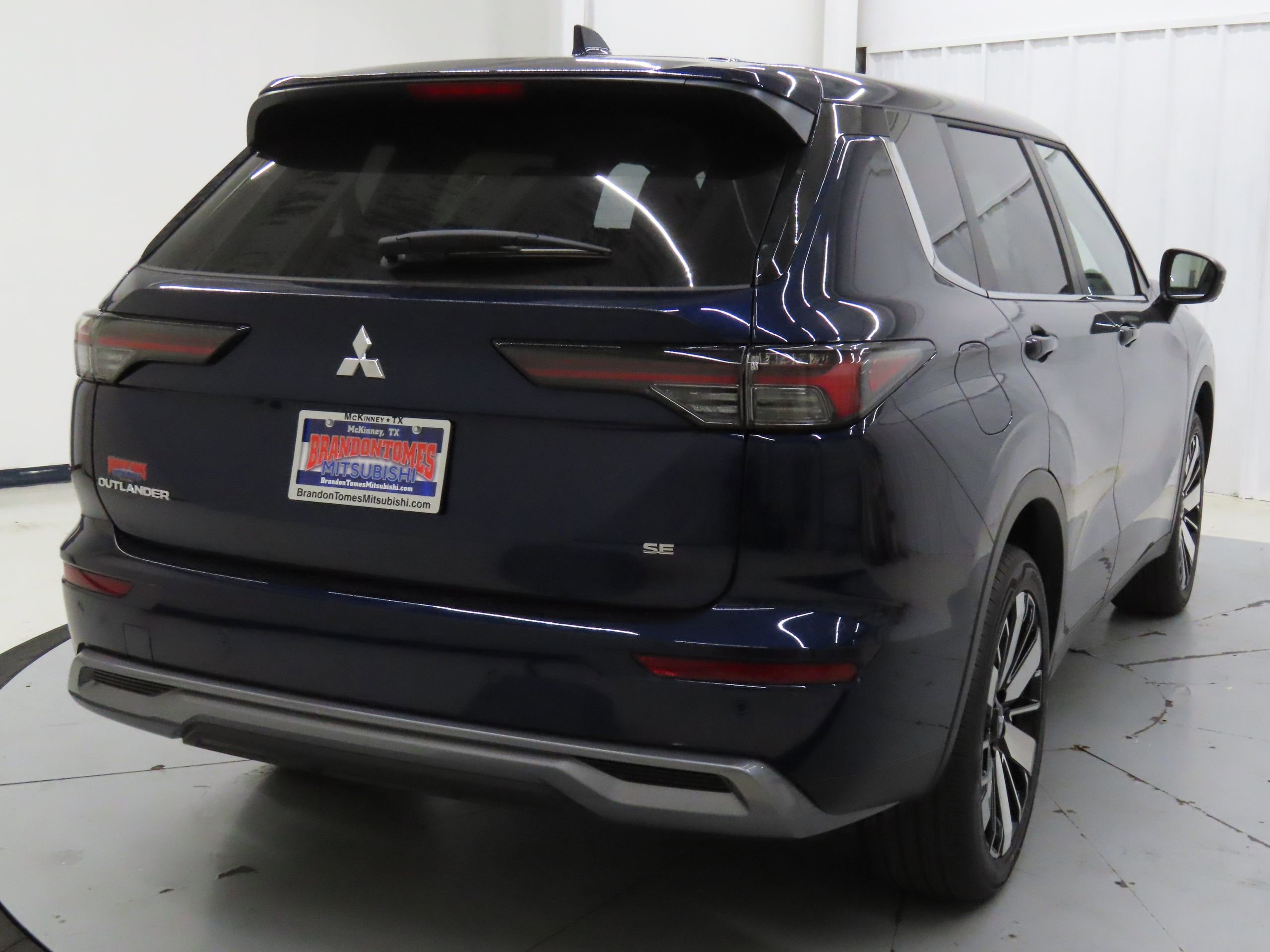 New 2025 Mitsubishi Outlander SE image 3