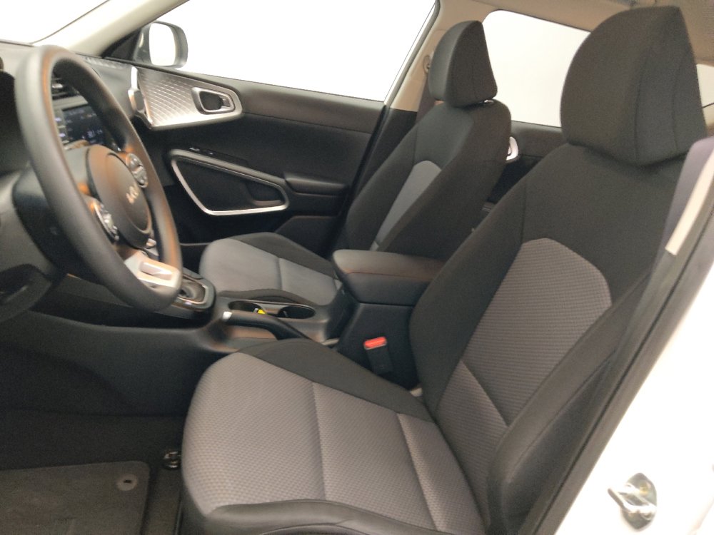 Used 2023 Kia Soul LX image 17