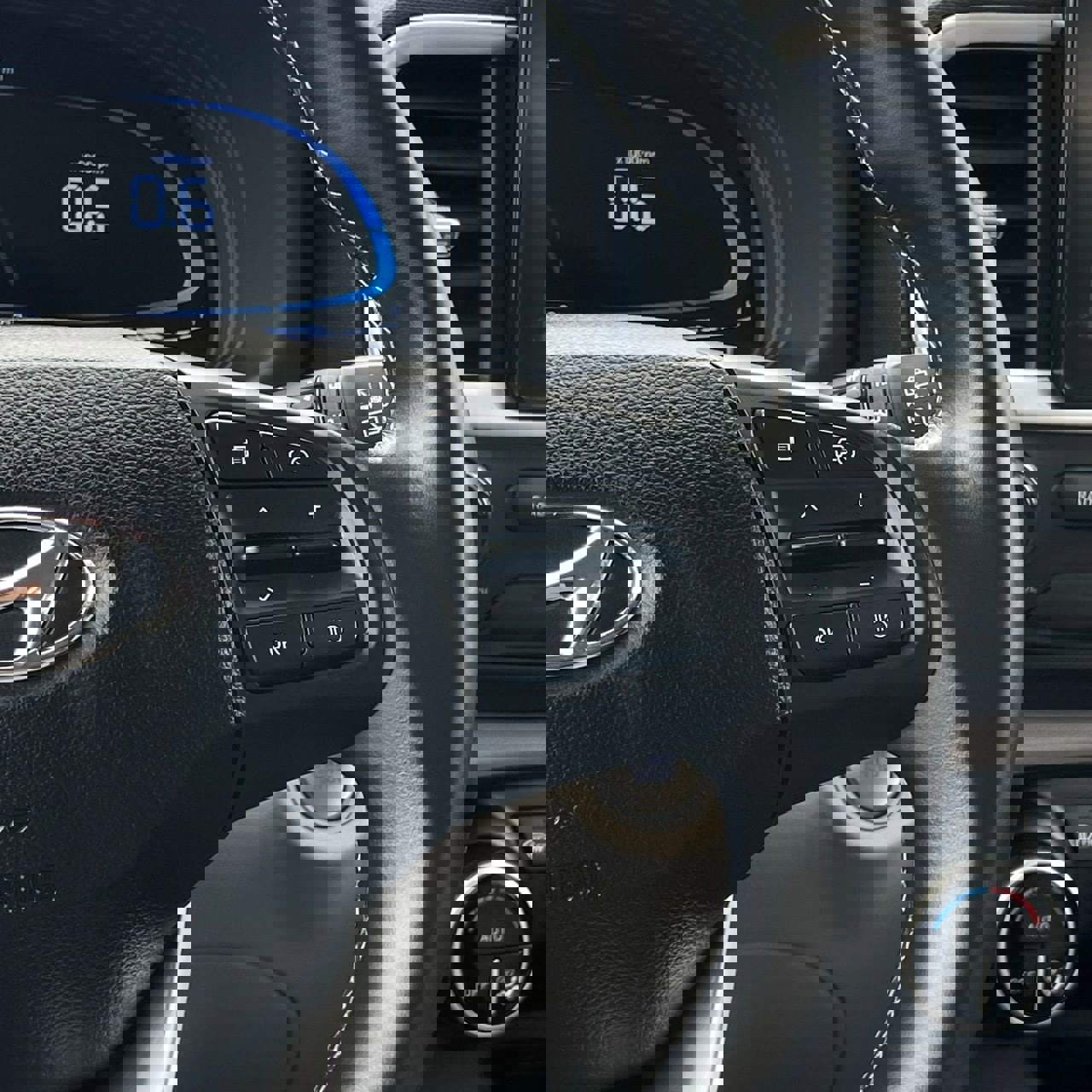 Used 2025 Hyundai Venue SEL FWD image 14