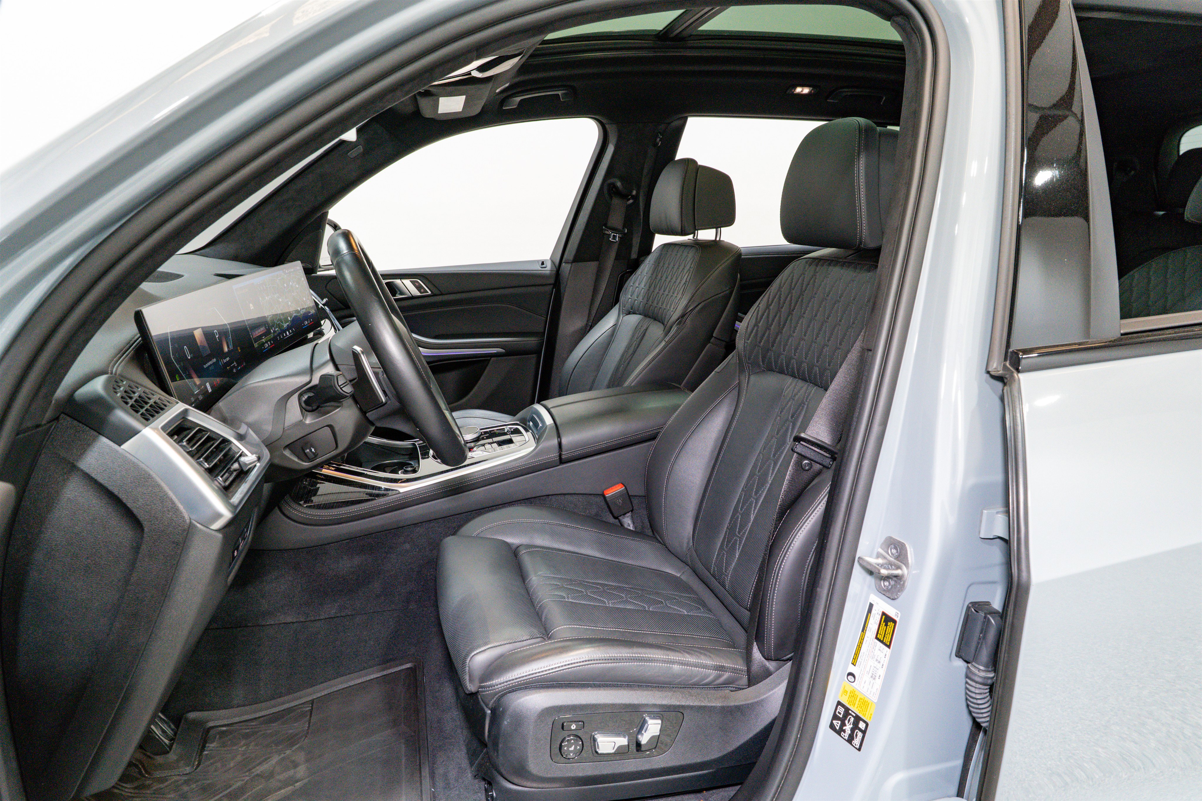 Used 2024 BMW X7 xDrive40i w/ M Sport Package image 17