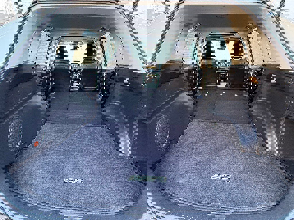 Used 2021 Toyota RAV4 XLE Premium image 13