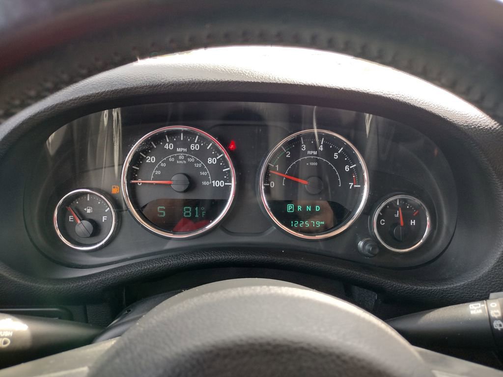 Used 2015 Jeep Wrangler Unlimited Rubicon w/ Connectivity Group AWD/4WD image 21