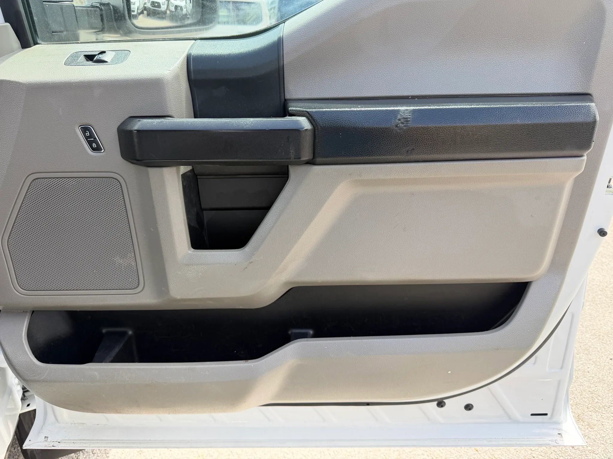 Used 2017 Ford F550 2WD Regular Cab Super Duty image 7