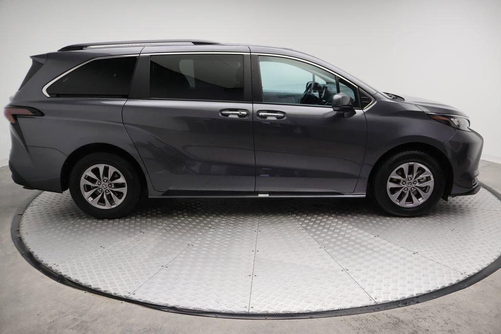 Certified 2025 Toyota Sienna XLE FWD image 7
