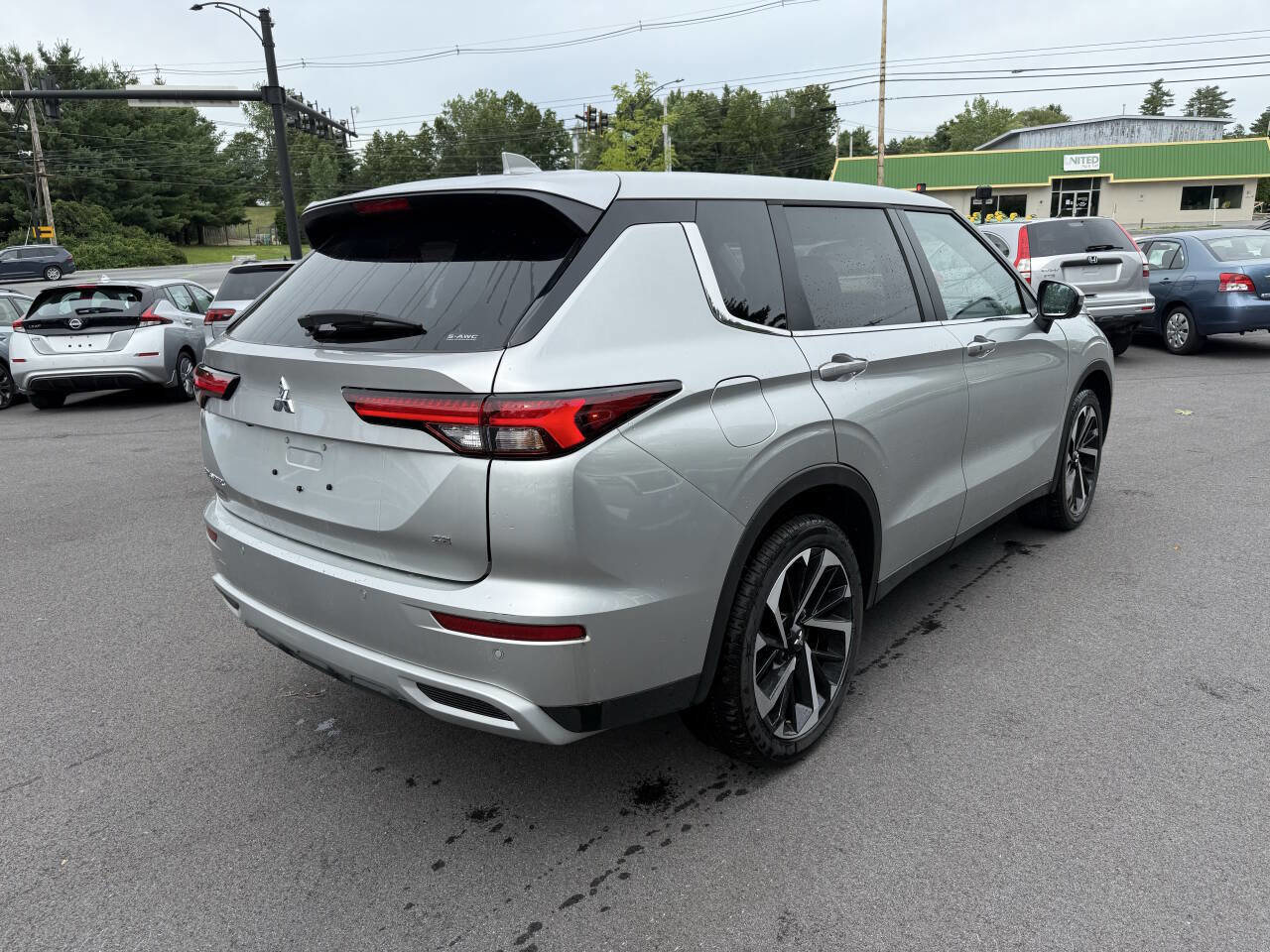 Used 2024 Mitsubishi Outlander SE image 4