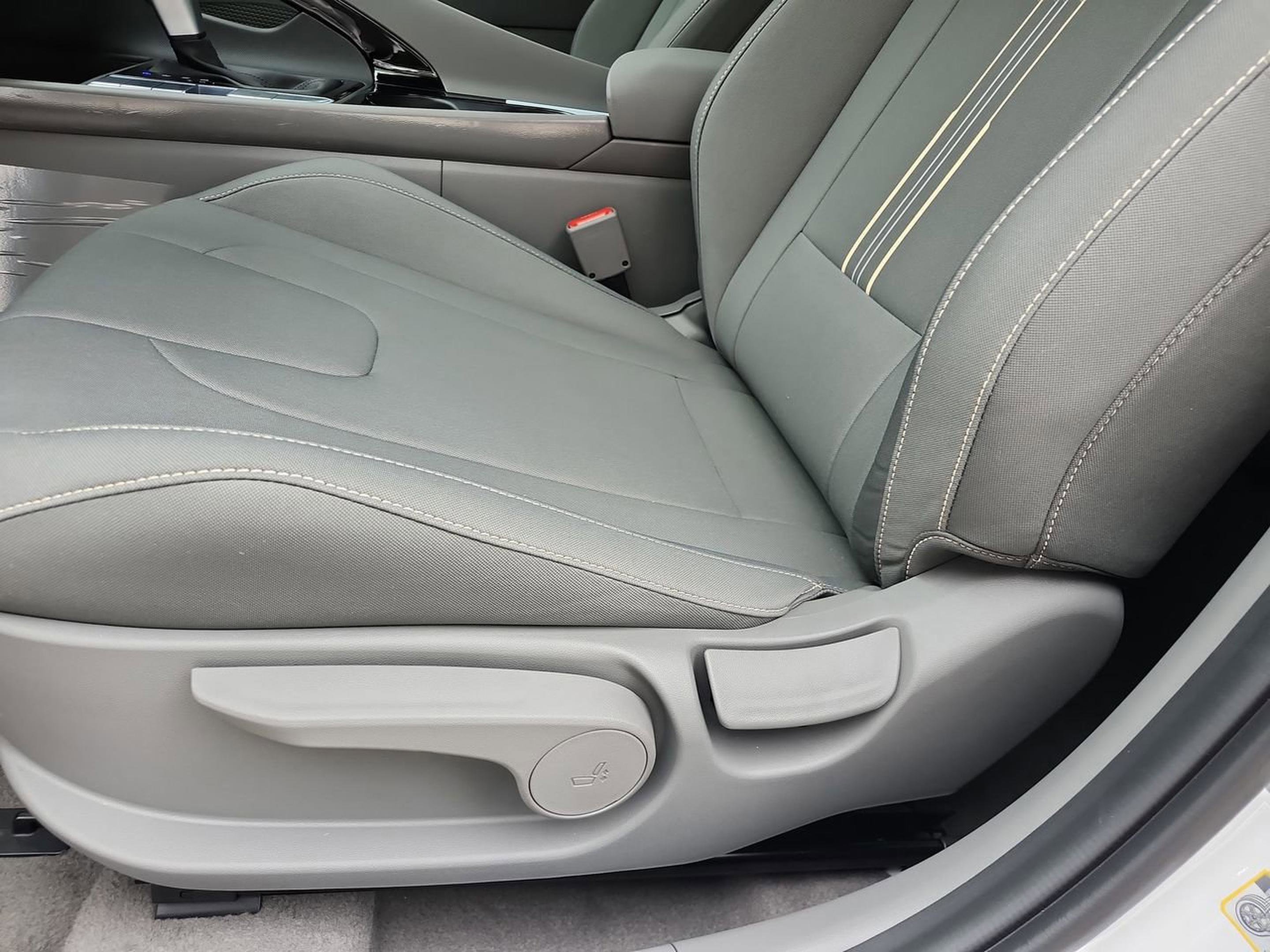 New 2026 Hyundai Elantra Hybrid FWD image 13