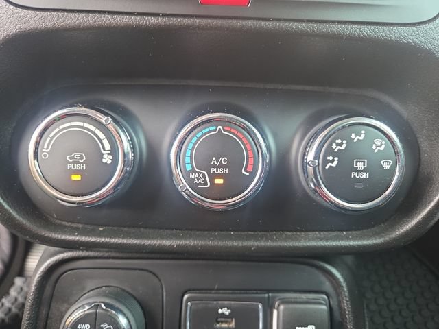 Used 2016 Jeep Renegade Trailhawk AWD/4WD image 26