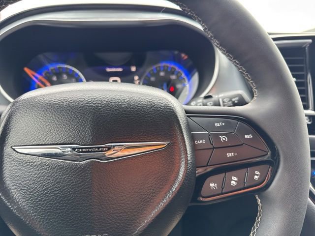 Used 2025 Chrysler Pacifica Limited image 24