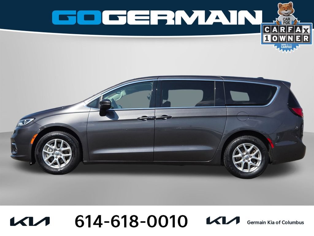 Used 2023 Chrysler Pacifica Touring-L FWD image 11