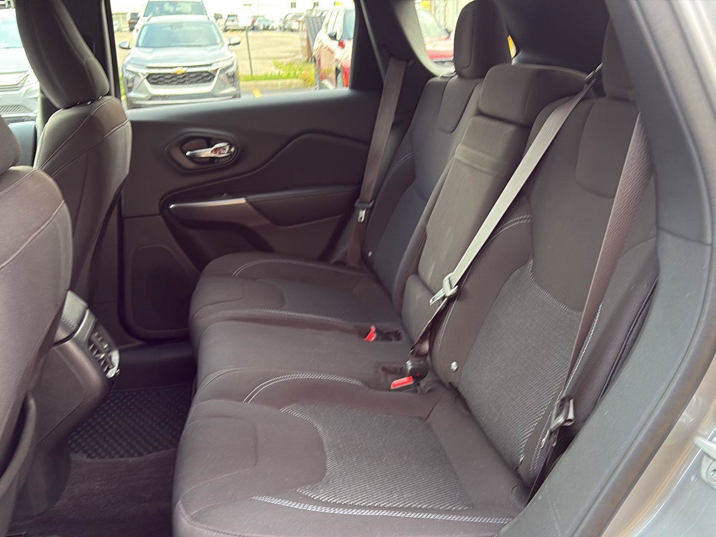 Used 2019 Jeep Cherokee Latitude w/ Cold Weather Group AWD/4WD image 29