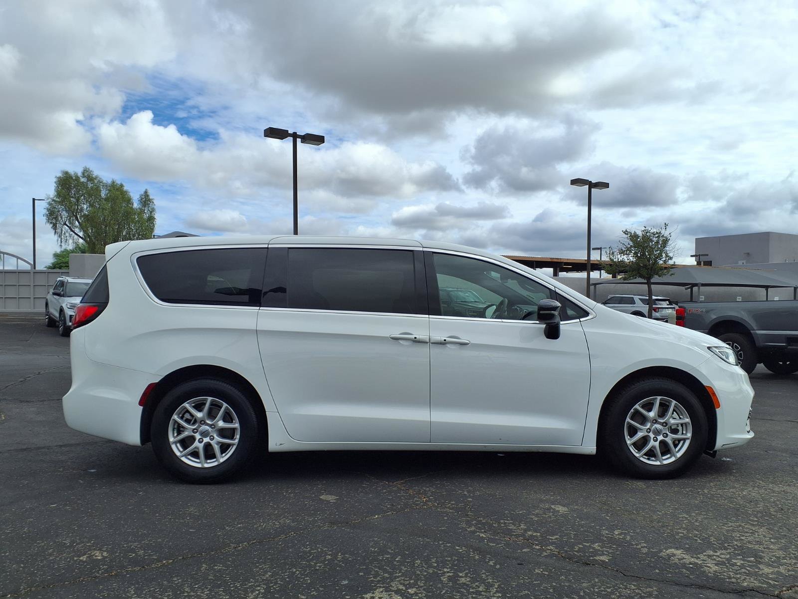 Used 2025 Chrysler Pacifica Select FWD image 7