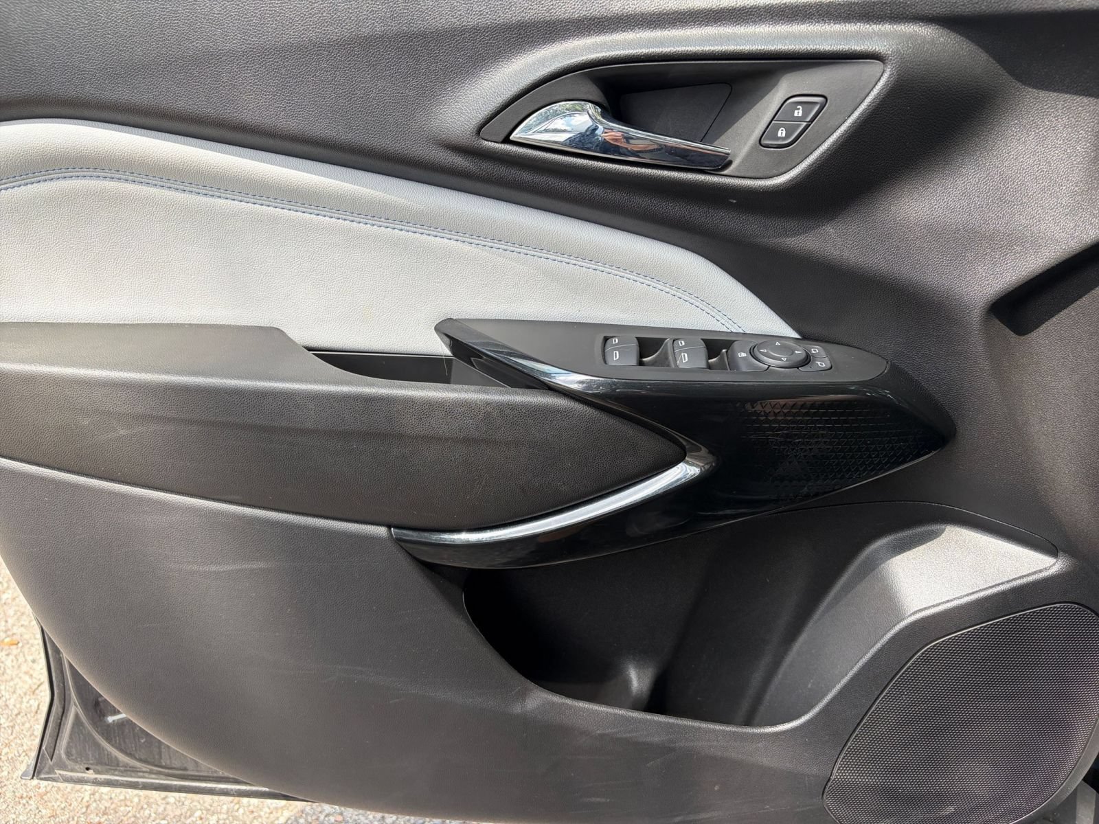Used 2025 Chevrolet Trax LT FWD image 18