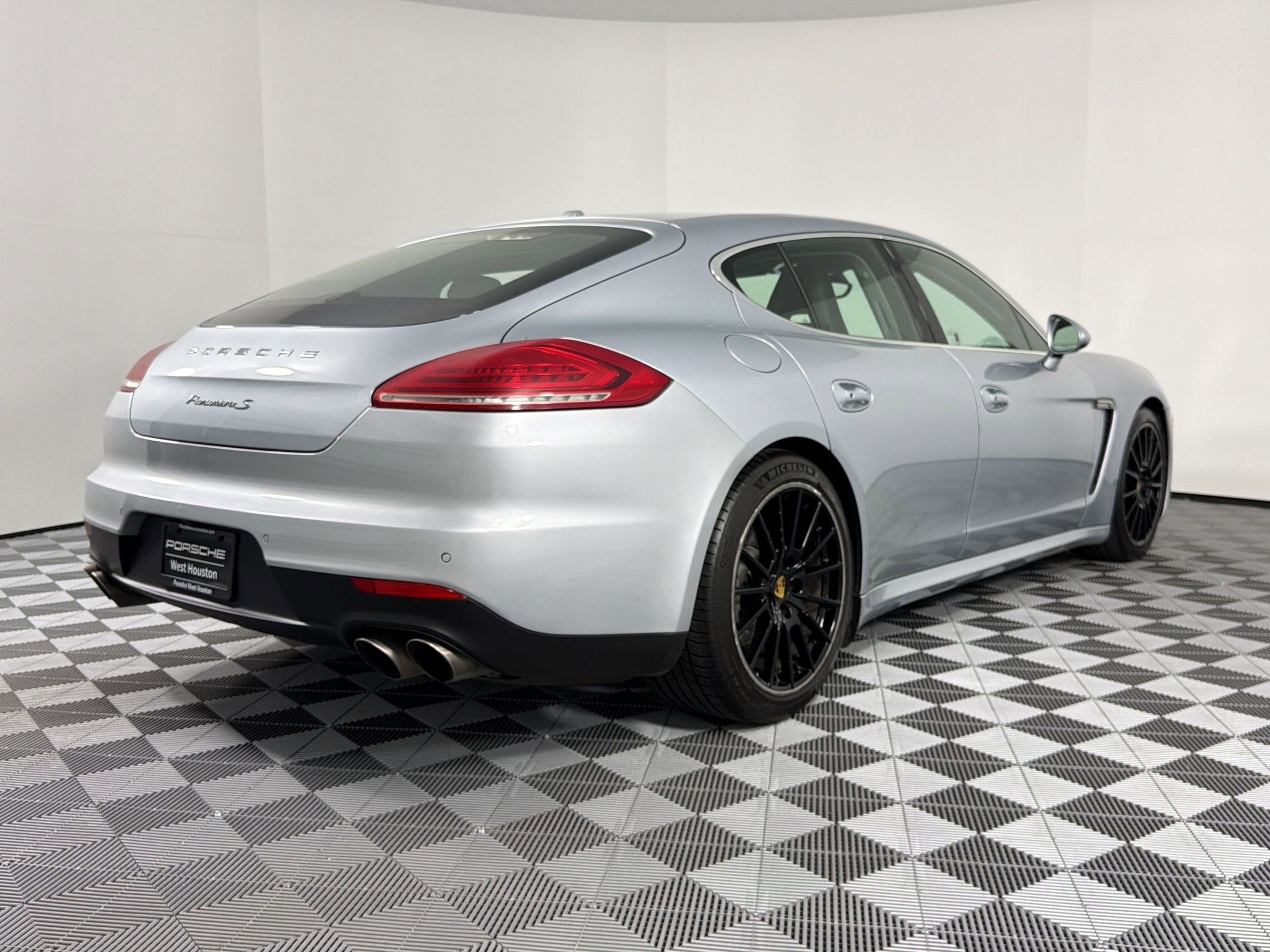 Used 2016 Porsche Panamera S image 9