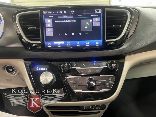 Used 2023 Chrysler Pacifica Touring-L image 16
