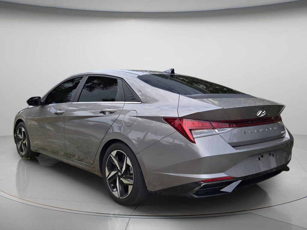 Used 2022 Hyundai Elantra Limited FWD image 4