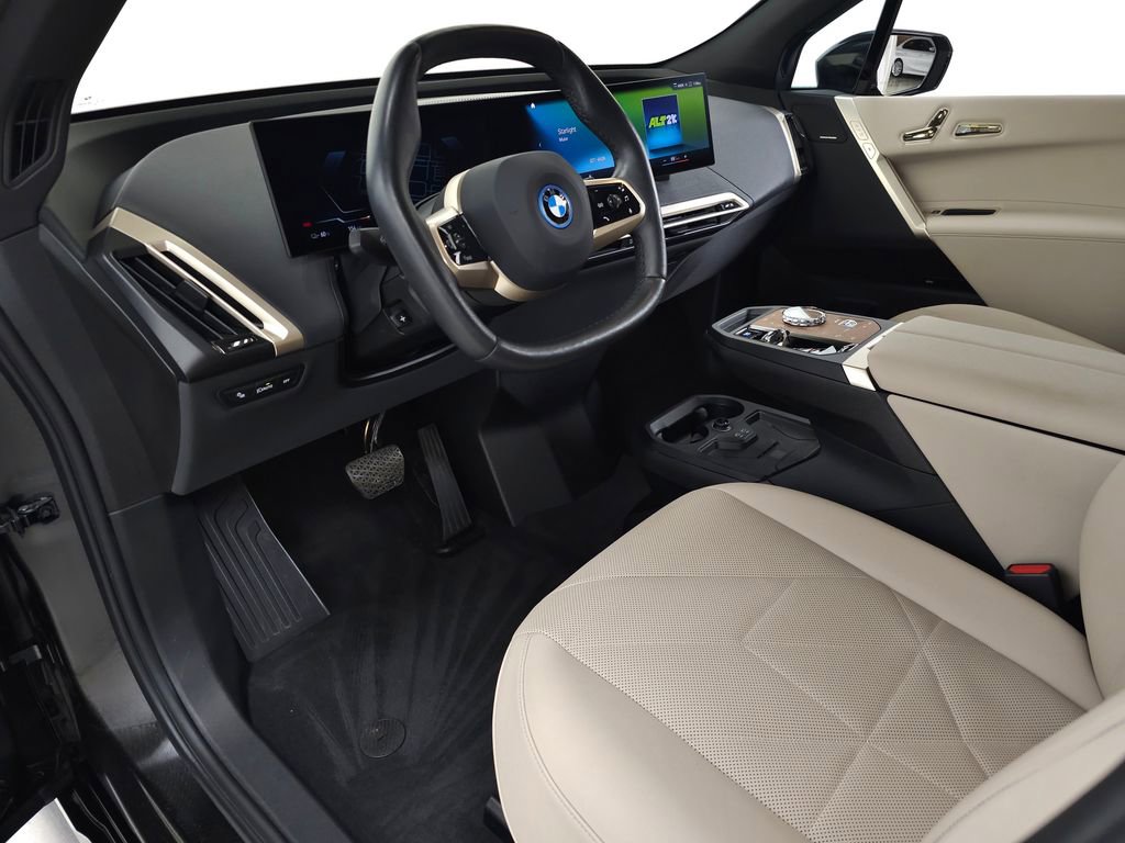 Used 2023 BMW iX xDrive50 w/ Premium Package AWD/4WD image 17