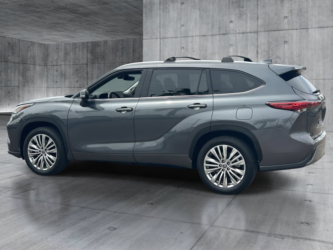 Used 2023 Toyota Highlander Platinum FWD image 3