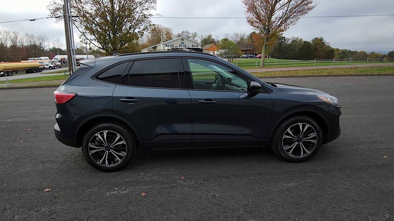 Used 2022 Ford Escape SE w/ SE Sport Appearance Package image 7