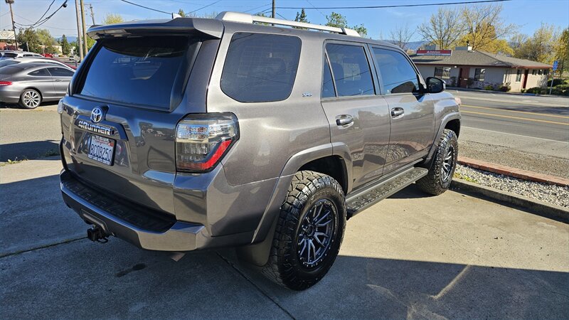 Used 2018 Toyota 4Runner SR5 AWD/4WD image 3