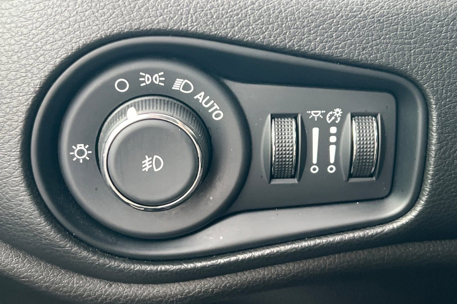 Used 2023 Jeep Renegade Latitude AWD/4WD image 30