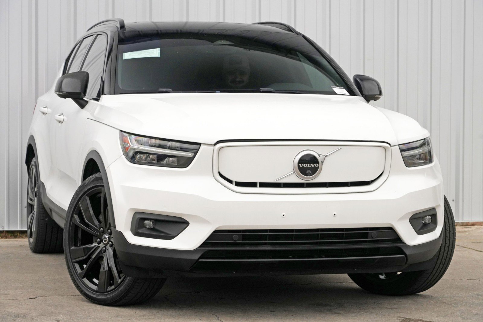 Used 2021 Volvo XC40 P8 Recharge w/ Advanced Package image 2