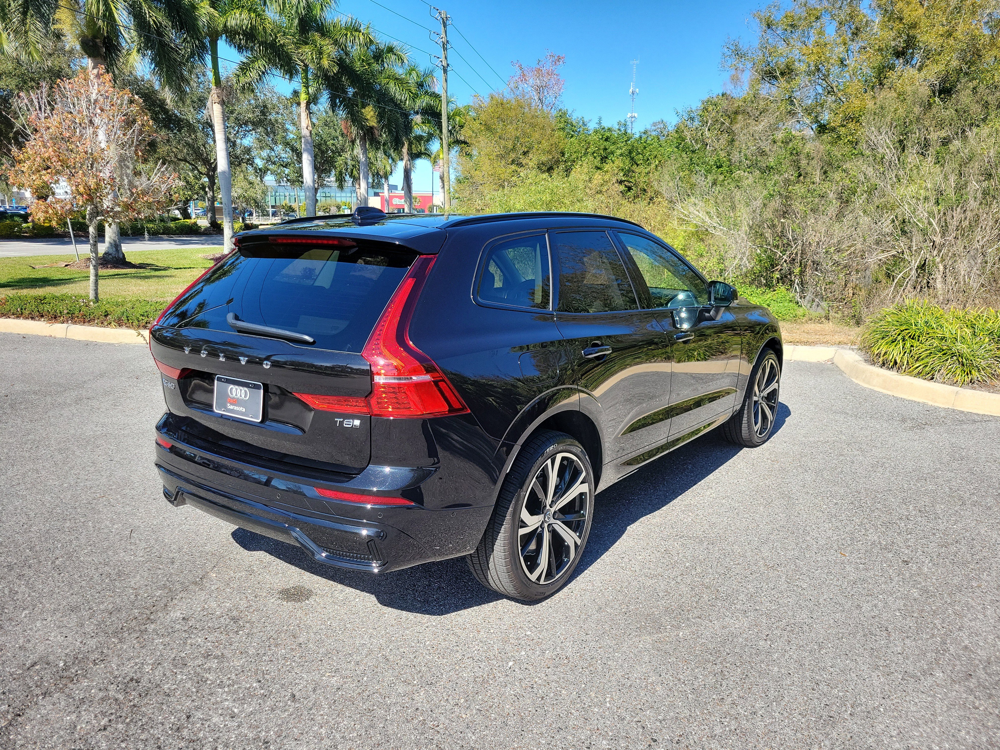 Used 2025 Volvo XC60 T8 Ultra w/ Climate Package image 5