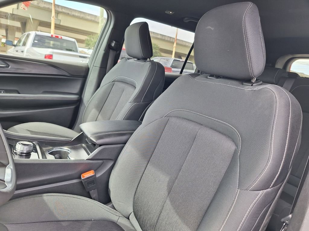 Used 2025 Jeep Grand Cherokee L Laredo image 11