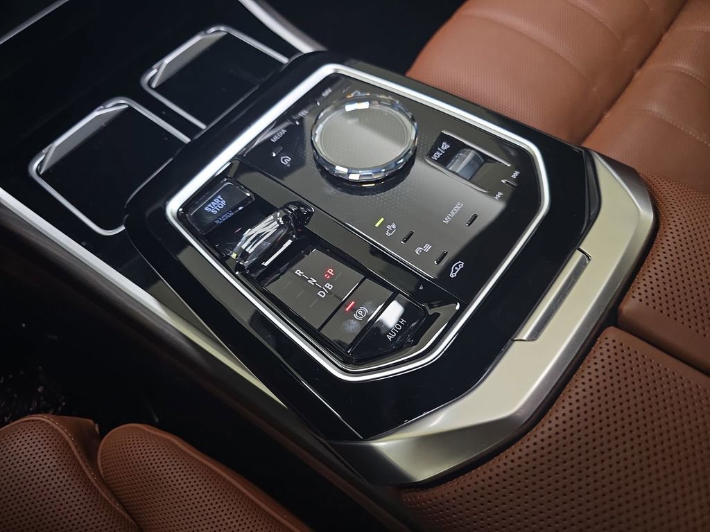 Used 2023 BMW i7 xDrive60 image 26