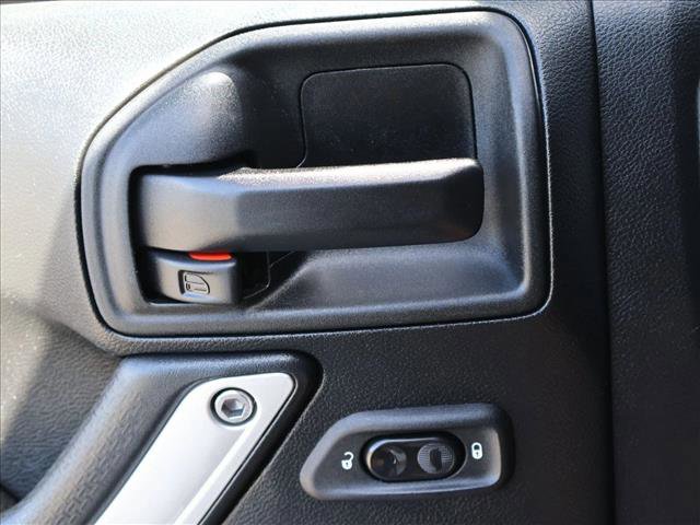 Used 2017 Jeep Wrangler Unlimited Sahara w/ Connectivity Group AWD/4WD image 12