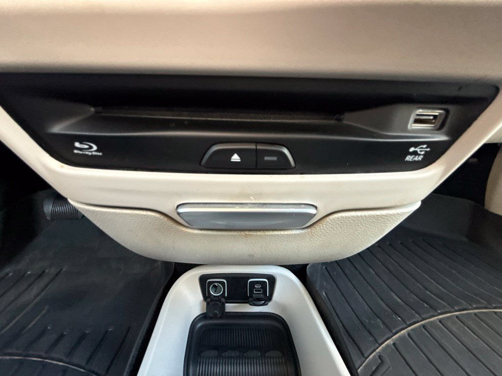 Used 2021 Chrysler Pacifica Touring-L w/ Uconnect Theater Family Group AWD/4WD image 30