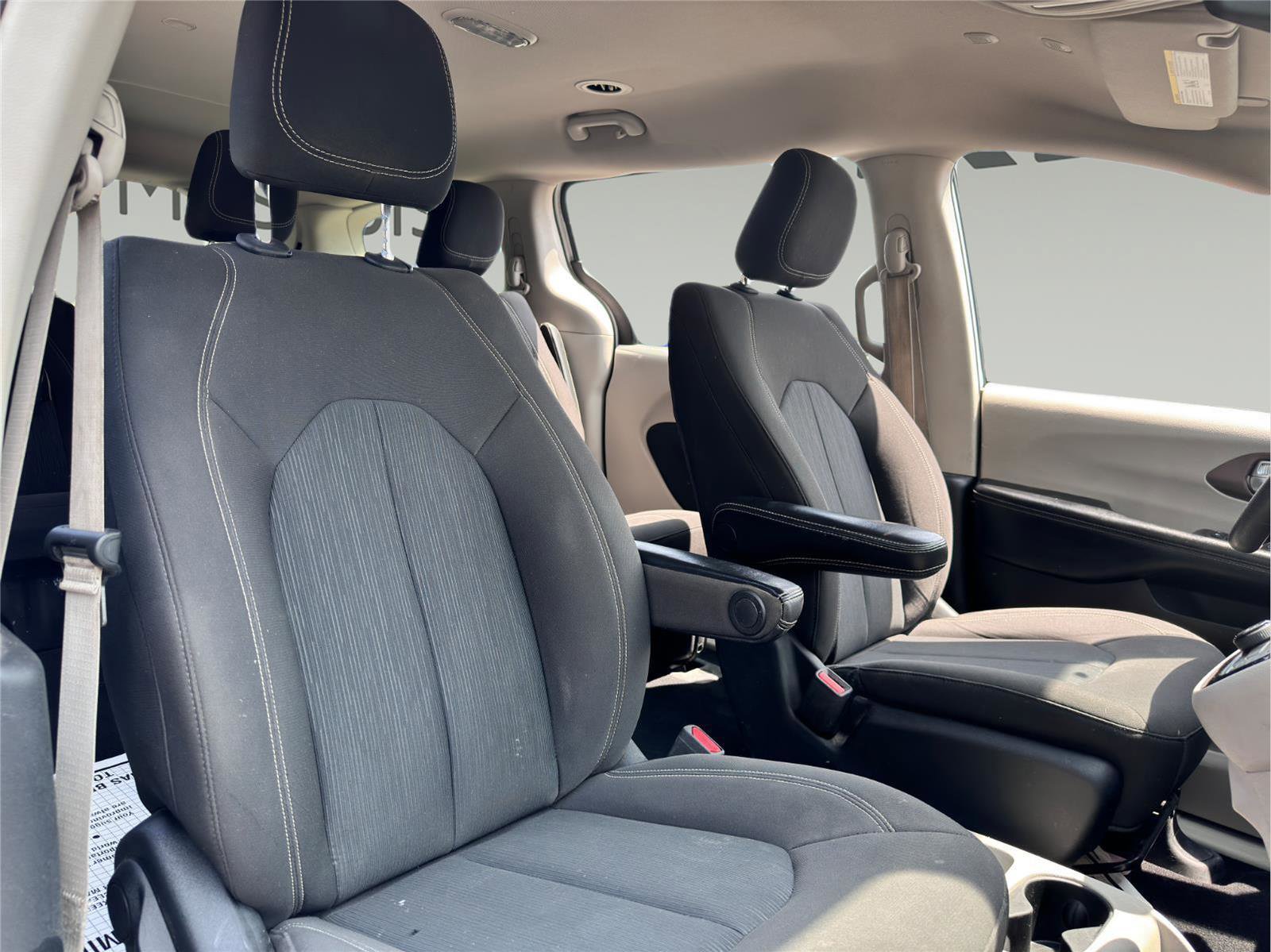 Used 2020 Chrysler Voyager L image 22