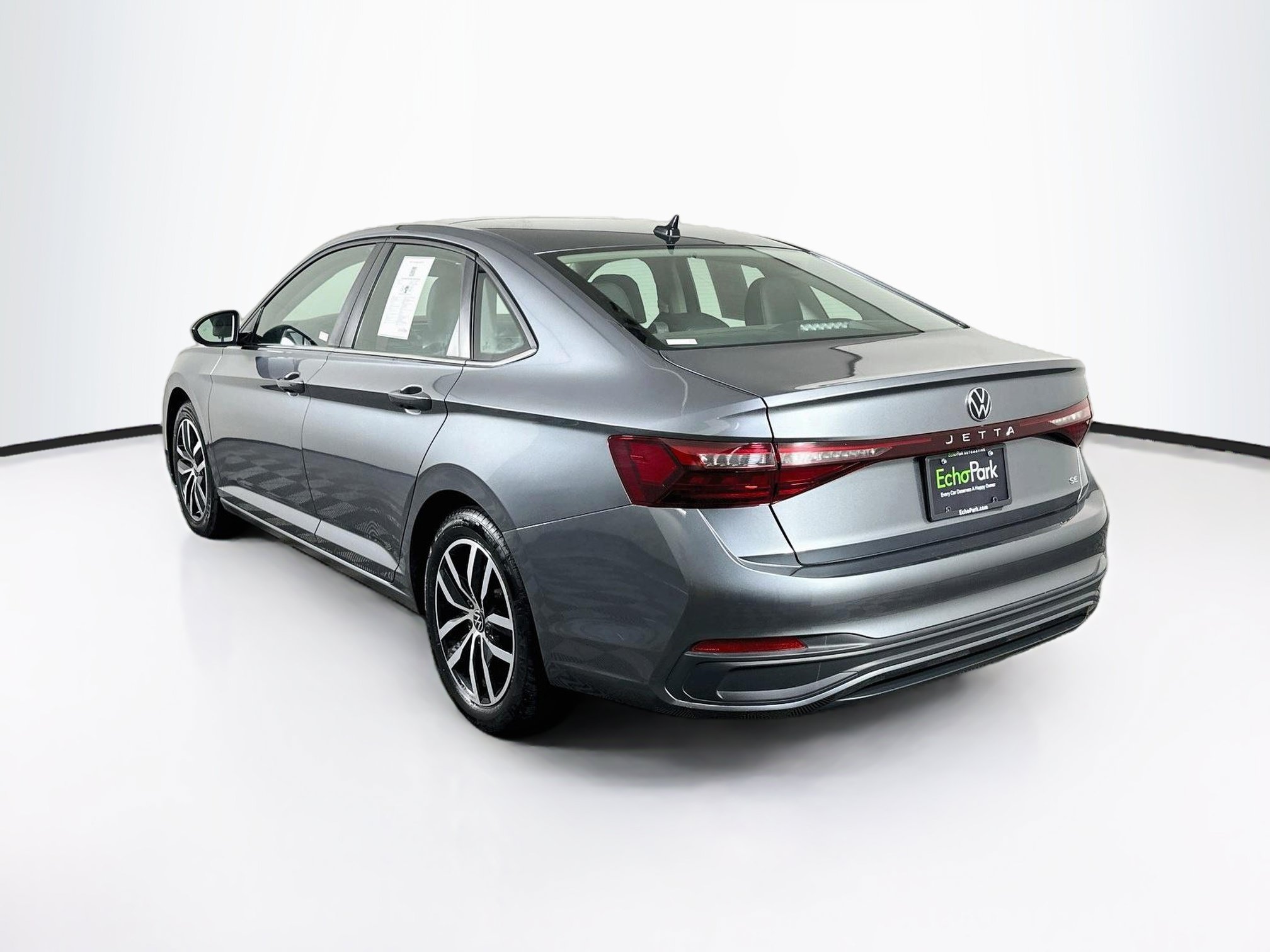 Used 2025 Volkswagen Jetta SE FWD image 5